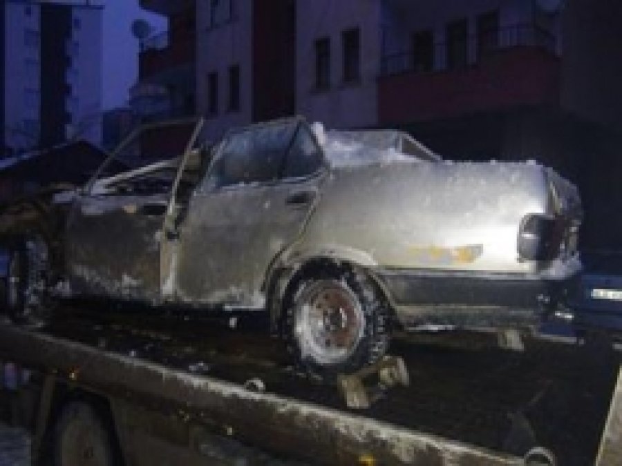 Çatılardan Düşen Karlar Araçlara  Ciddi  Zarar Verdi.  