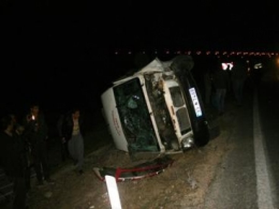 Yolcu Minibüsü Otomobil İle Çarpıştı: 17 Yaralı