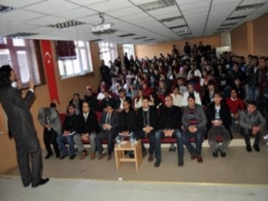 Adilcevaz'da Madde Bağımlılığı Konferansı Verildi