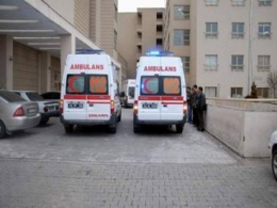 Nişana Giden Araç Dereye Uçtu: 1'i Ağır,15 Yaralı