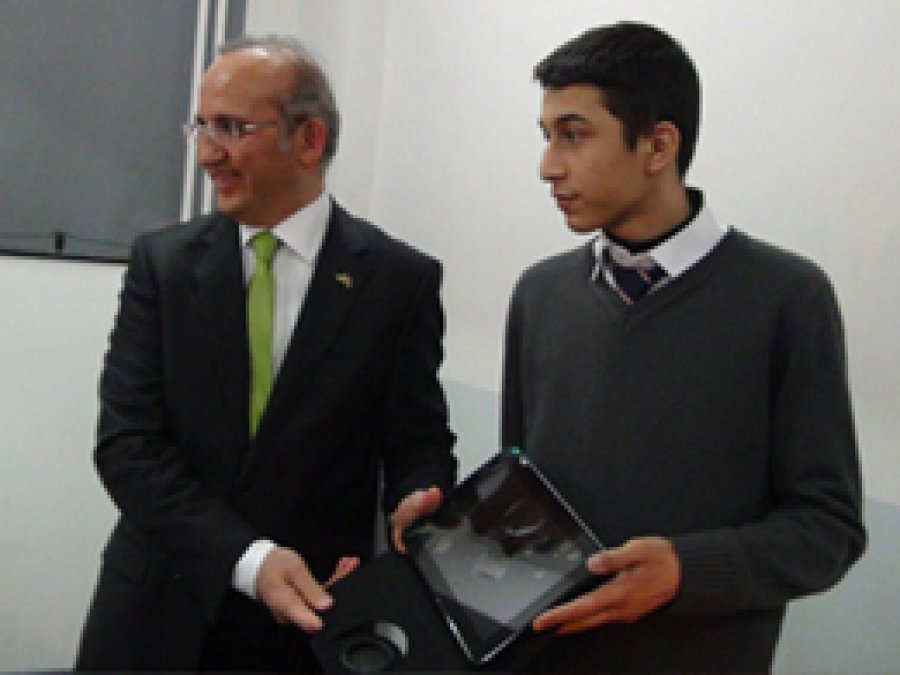 Bitlis'te Tablet Bilgisayar Dağıtıldı