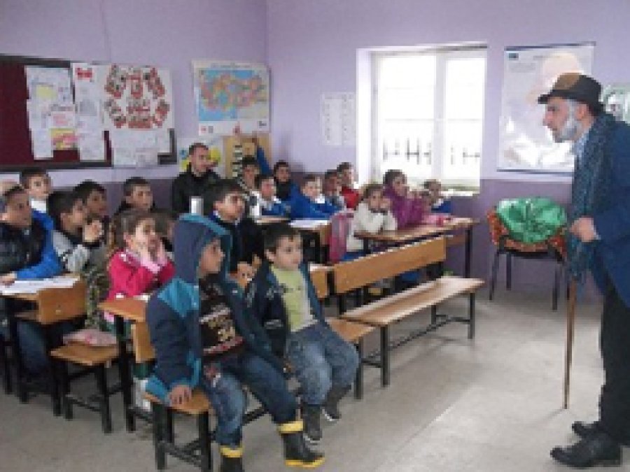 Köy Okulunda Tiyatro Gösterimi 