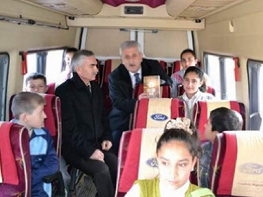 Öğrenciler Serviste Kitap Okuyor