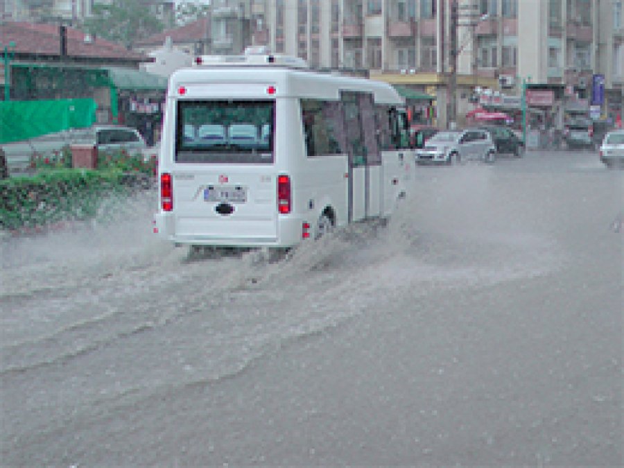 Yağmur Tarsus Caddelerini Dereye Çevirdi
