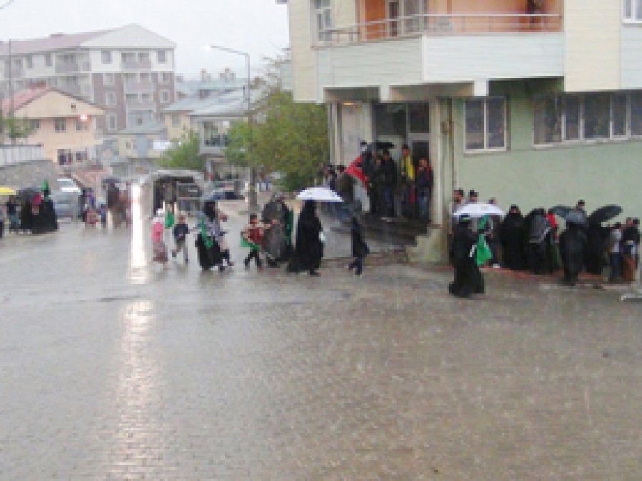 Bitlis'te Sağanak Yağışlar Hayatı Felç Etti