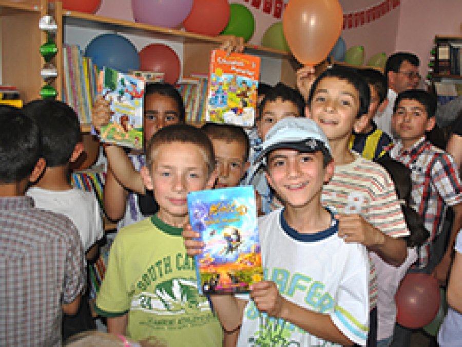 Öğrencilerden Köy Okuluna Kütüphane