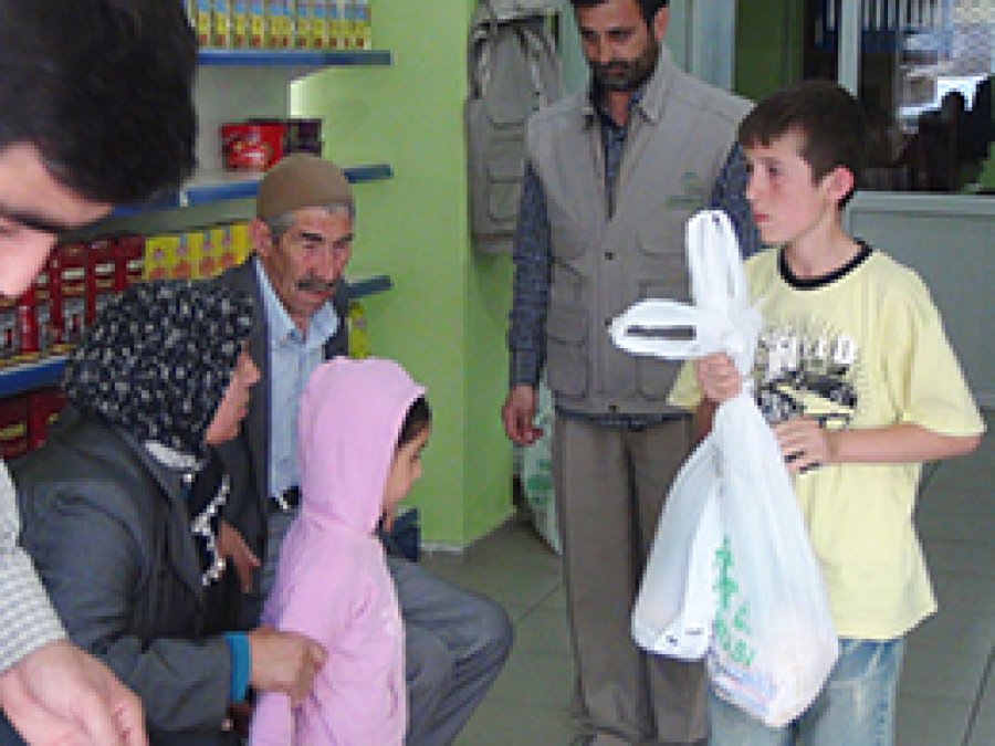 Merhamet Eli Mayısta da Fakirlerin Yüzünü Güldürdü