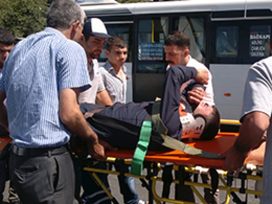 Motosiklet Kaldırıma Çarptı: 2 Yaralı