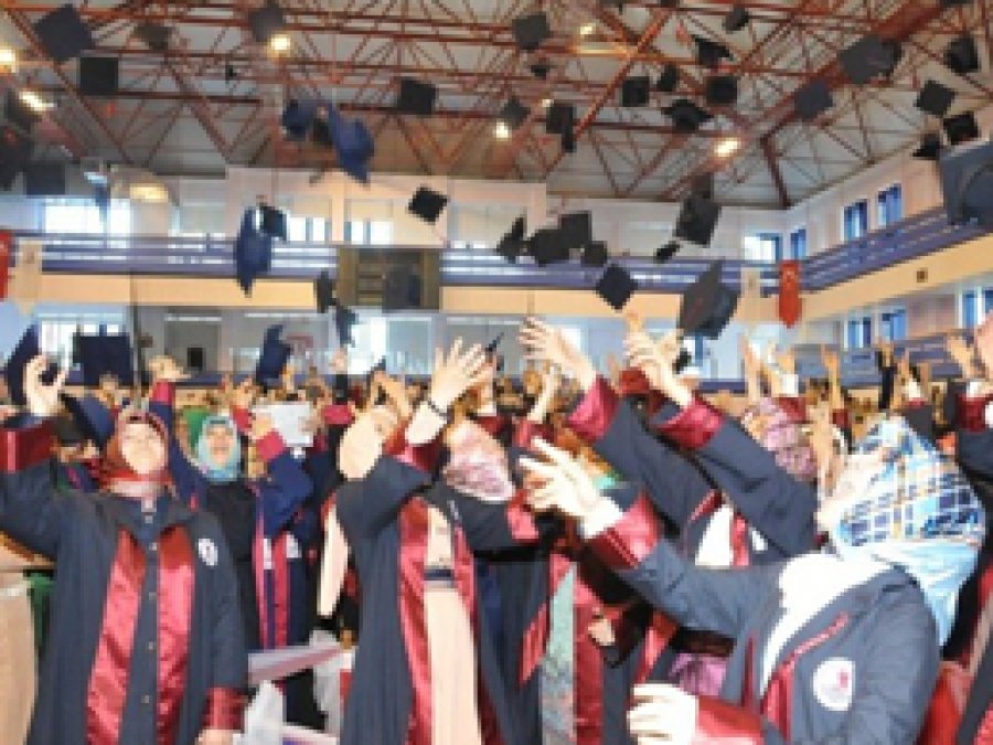 İlahiyat Fakültesi 397 Mezun Verdi