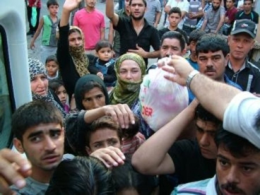 İMKANDER Kumanya Dağıtımlarına Suriyeli Mültecilerden Başladı
