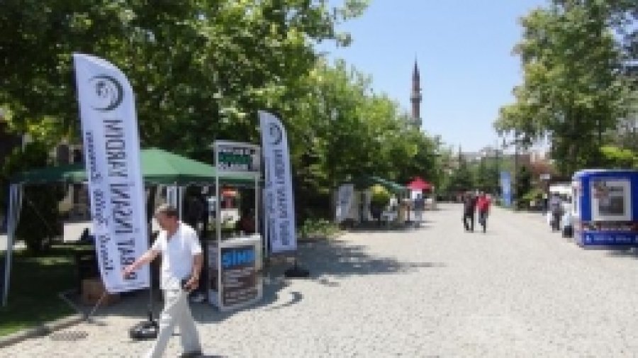 Hayır Kurumlarından Yardım Stantları
