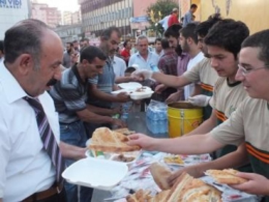 İHH Diyarbakır'da İftar Verdi