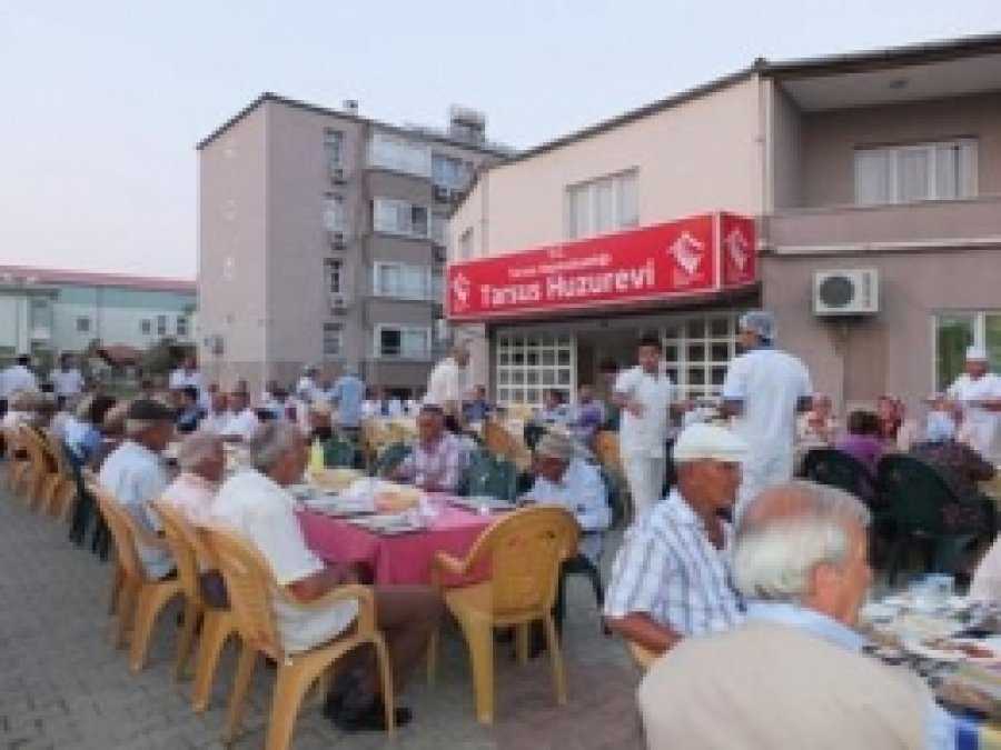 Huzurevi Sakinlerine İftar Yemeği Verildi