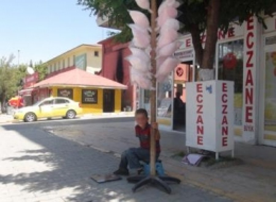 Okul İçin Seyyar Satıcılık Yapıyorlar