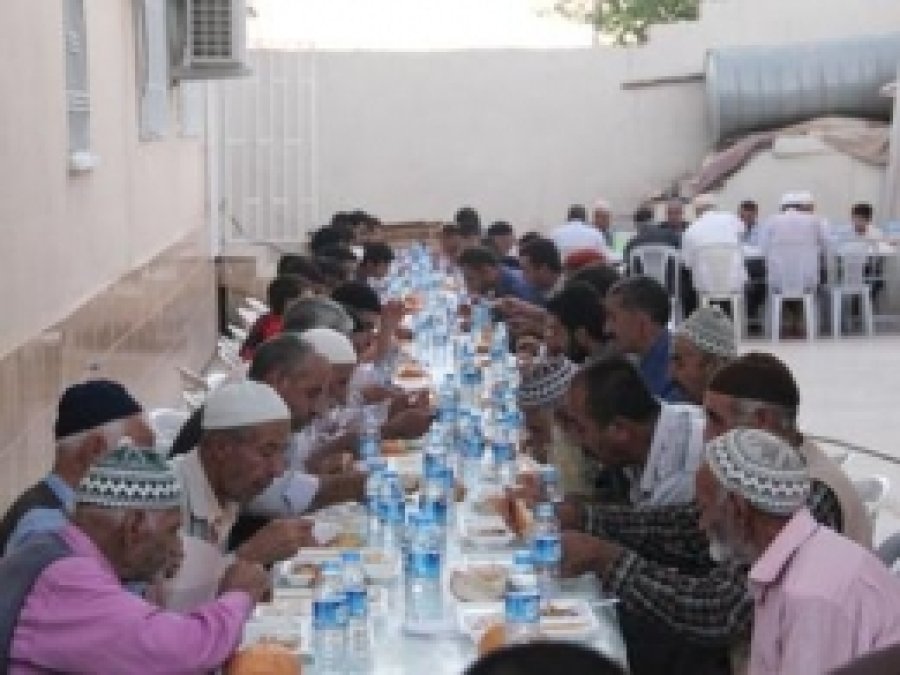 Hizmet Der İftarda Vatandaşlarla Bir Araya Geldi