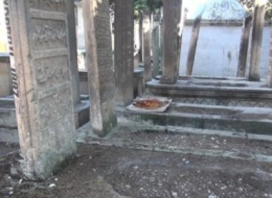 Urfa'da Ulu Camii Mezarlığı Çöplüğe Dönmüş