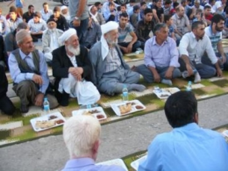 Yüzlerce Kişi İftar Yemeğinde Buluştular