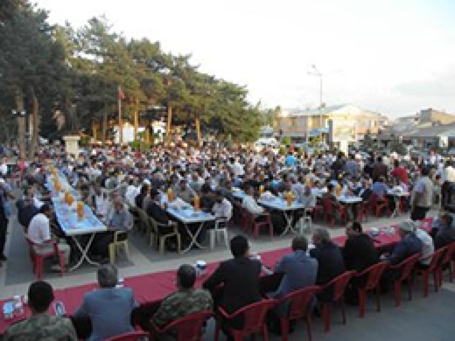 Erciş Belediyesinden 7 Bin Kişilik İftar Yemeği