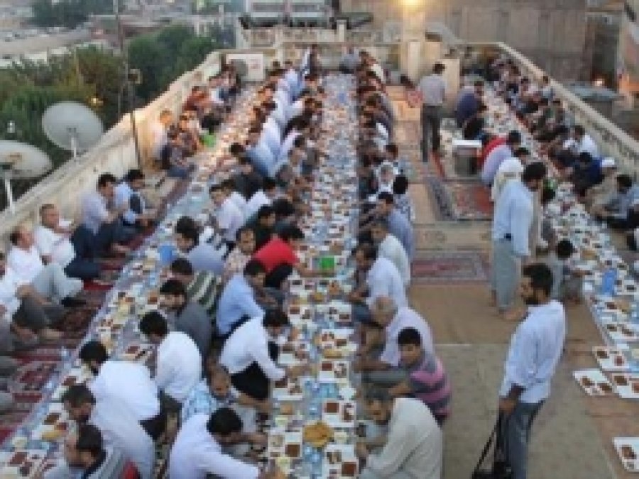 Urfa Mustazaflar Cemiyeti İftar Yemeği Verdi