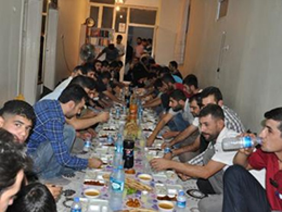 Silopi'de Cami-Der İftar Yemeği Verdi