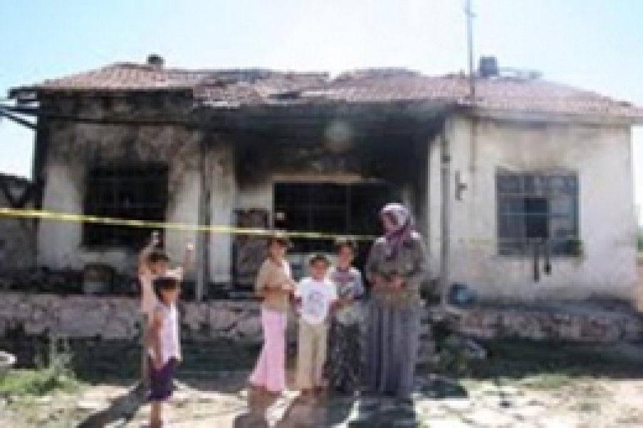 Evi Yanan Aileye Belediye Sahip Çıktı