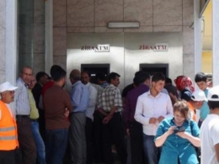 Banka Kuyruğundan İmamlar Etkilenmedi
