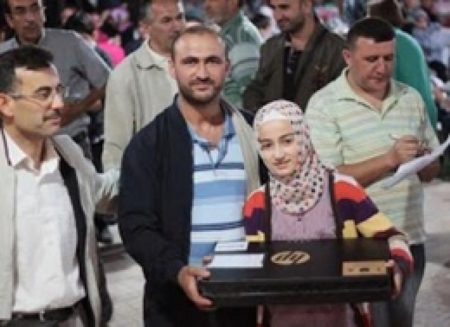 Cemaatle Namaz Kılanlara Ödül Verildi