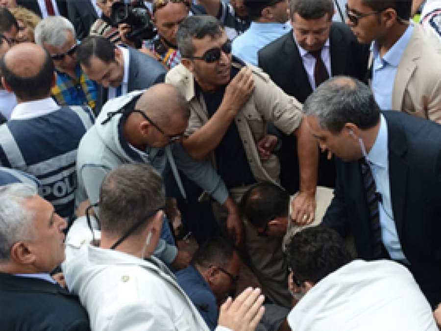 Bekir Bozdağ'a Yumruklu Saldırı