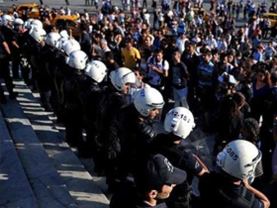 Taksim Gezi Parkı Kapatıldı