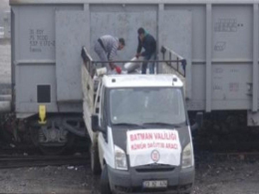 Suriye'lilere Kışın İlk Kömür Yardımı Yapıldı