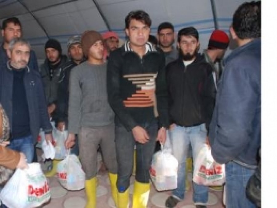 Midyatlılardan Suriyelilere Gıda Yardımı