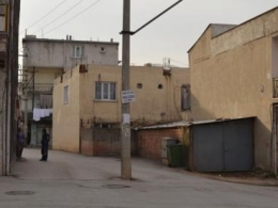 Yol Ortasındaki Direk Kazalara Davetiye Çıkarıyor