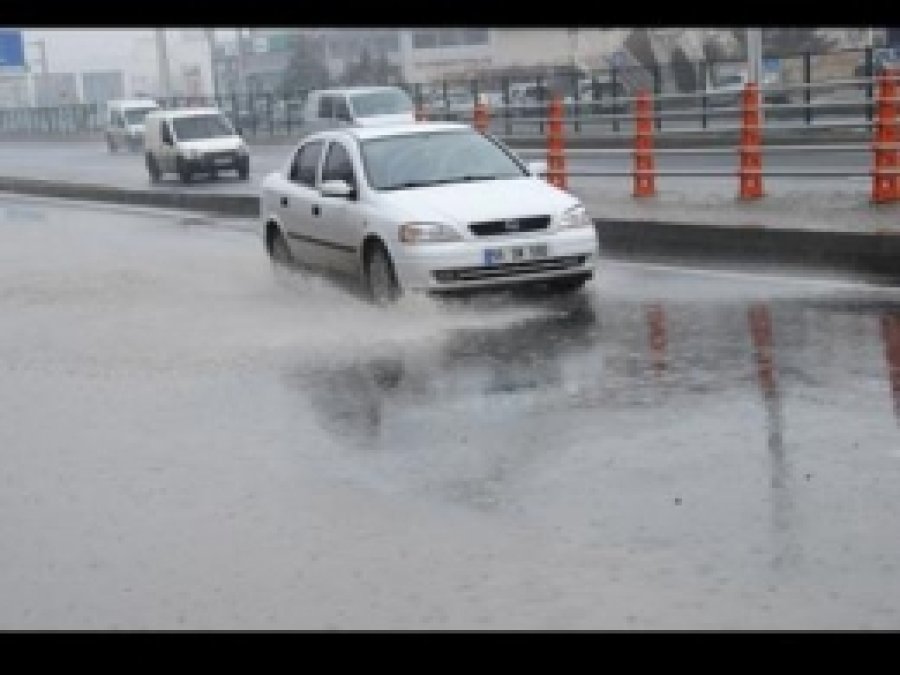 Yağmur, Diyarbakır'ı Etkisi Altına Aldı
