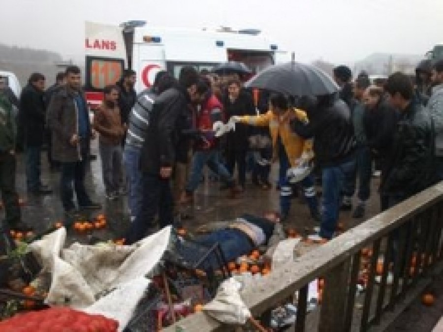 Sebze Yüklü Kamyonet Devrildi: 2 Ölü 1 Yaralı