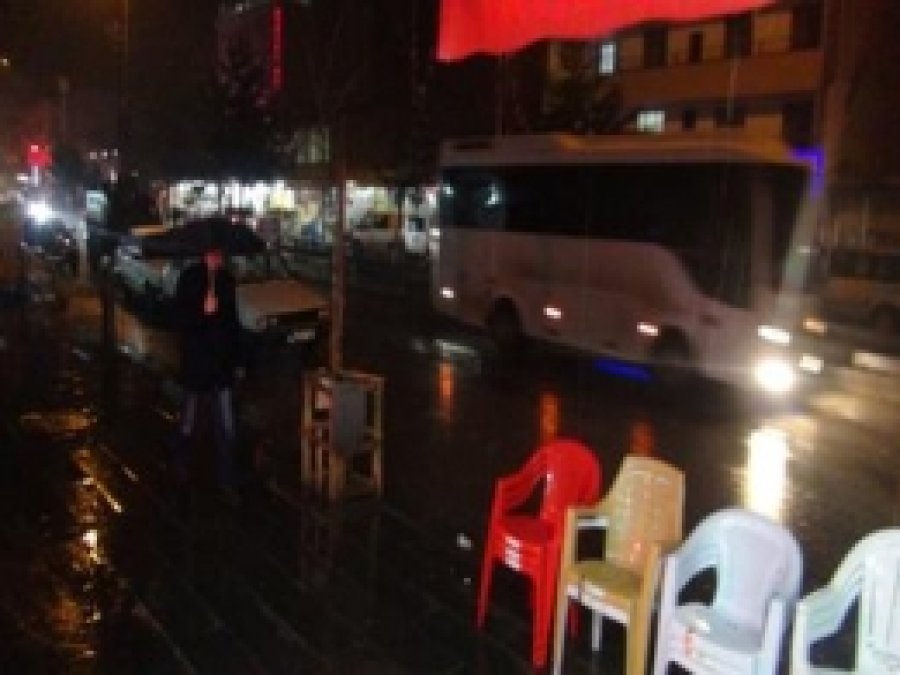 Yağmura Dönüşen Kar, Tatvan'da Şaşkınlık Yarattı