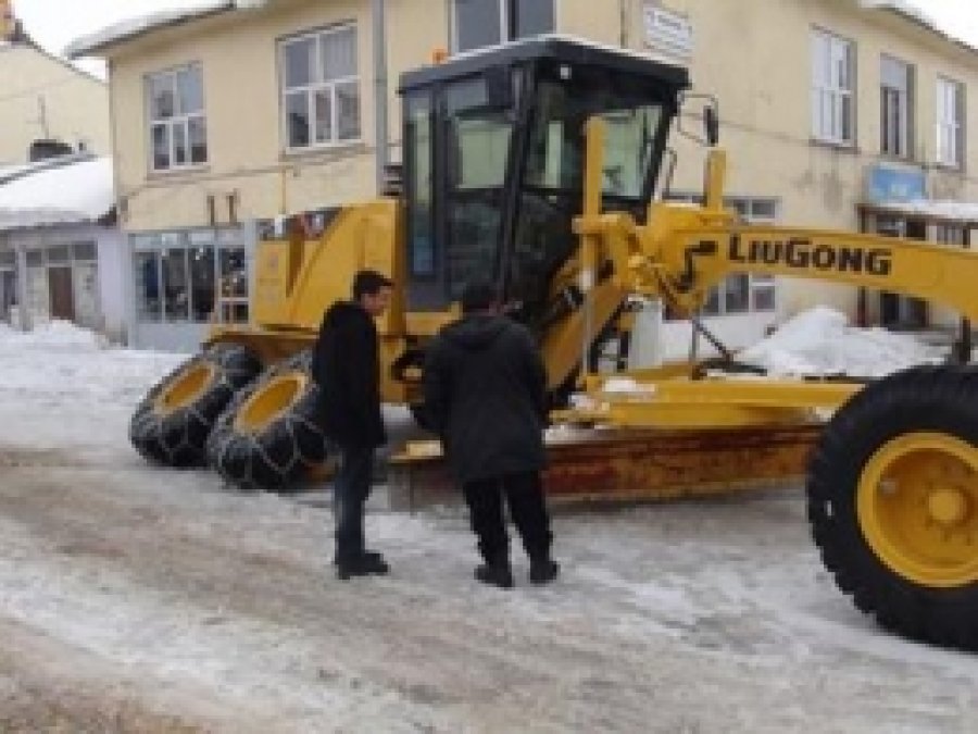 Kar Temizleyen İş Makinesinin Tekerleri Koptu