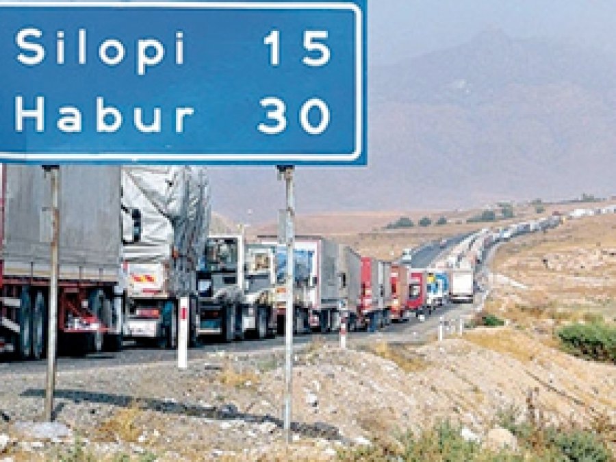 Habur'da Araç Kuyrukları Çileye Dönüştü 