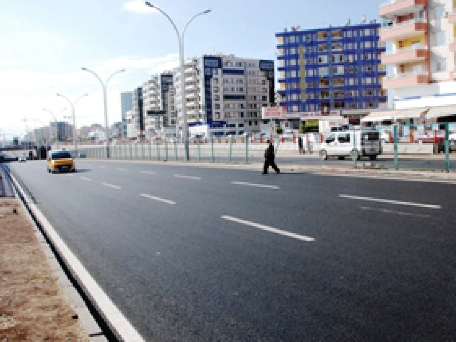 Urfa Yolu Üzerindeki Refüj Tehlike Saçıyor