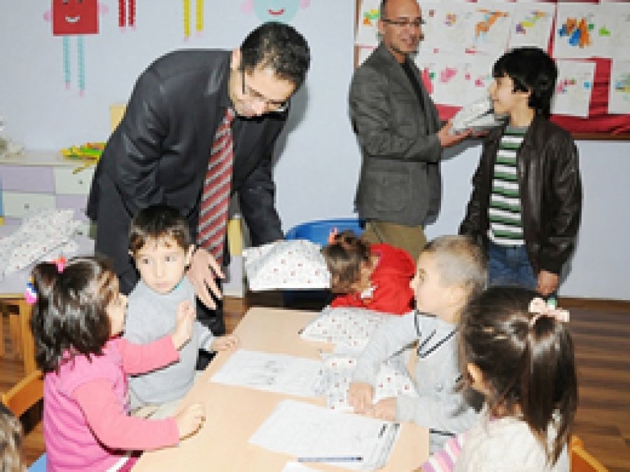 Milli Eğitim Müdürü, Miniklere Oyuncak Dağıttı 