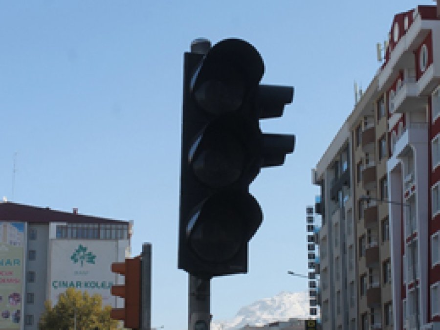 Van'da Yanmayan Işıklar Tehlike Saçıyor