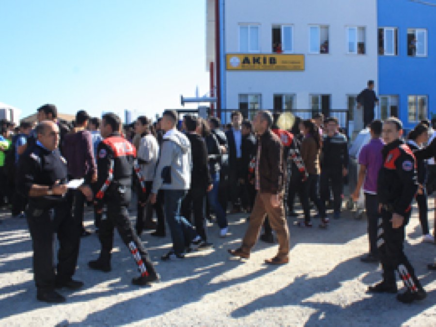 Okul Önünden Öğrencinin Gözaltına Alınmasına Tepki