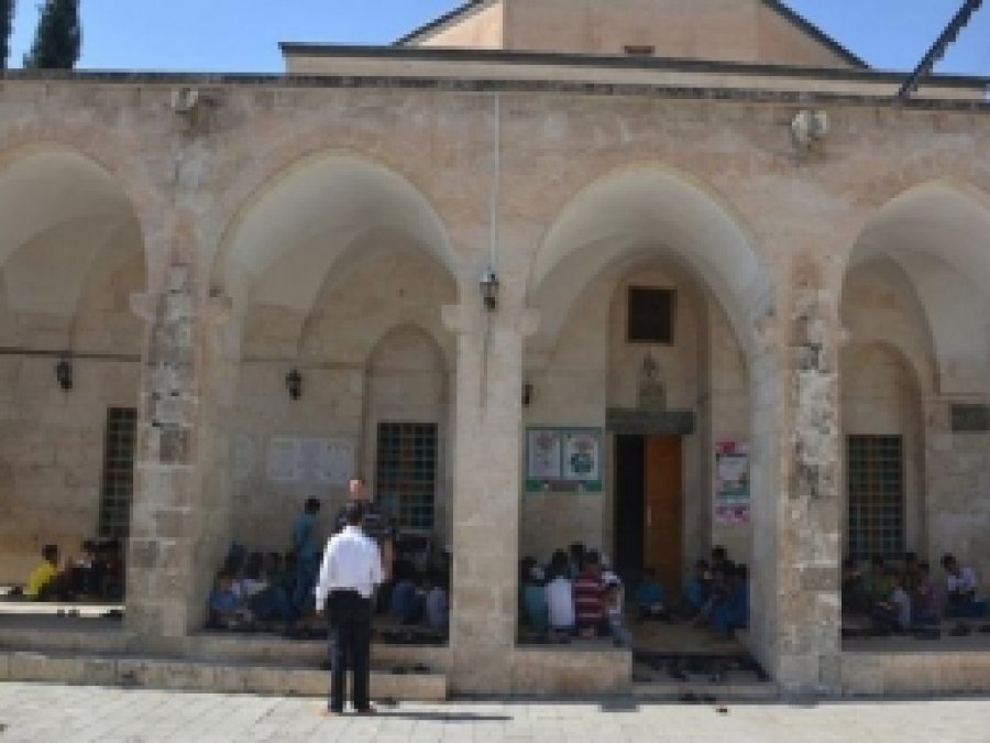 Çakeri Camii, Tarihi Ve Mimarisiyle İlgi Odağı 