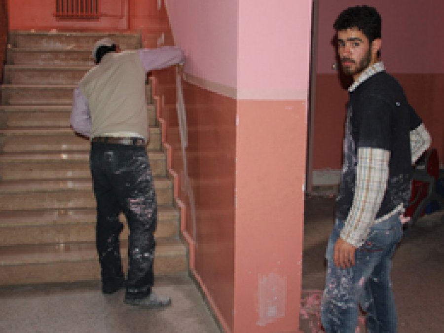 Veliler Okulda Tadilat Çalışması Yapıyor 