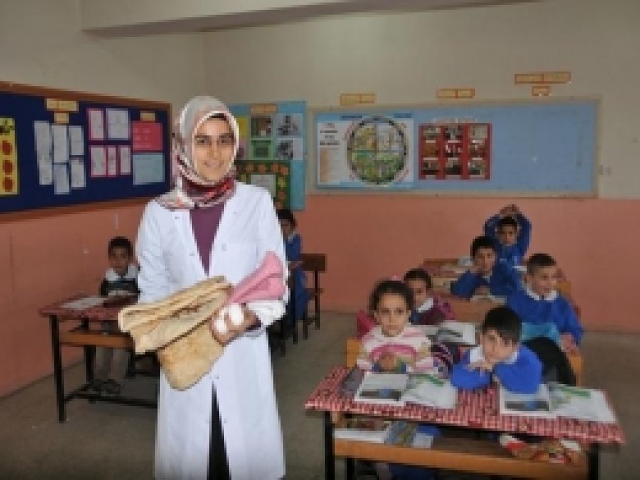 Öğretmene Tandır Ekmeği Ve Yumurta Hediye Ettiler