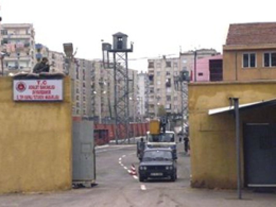 Diyarbakır'da Cezaevine Bombalı Saldırı