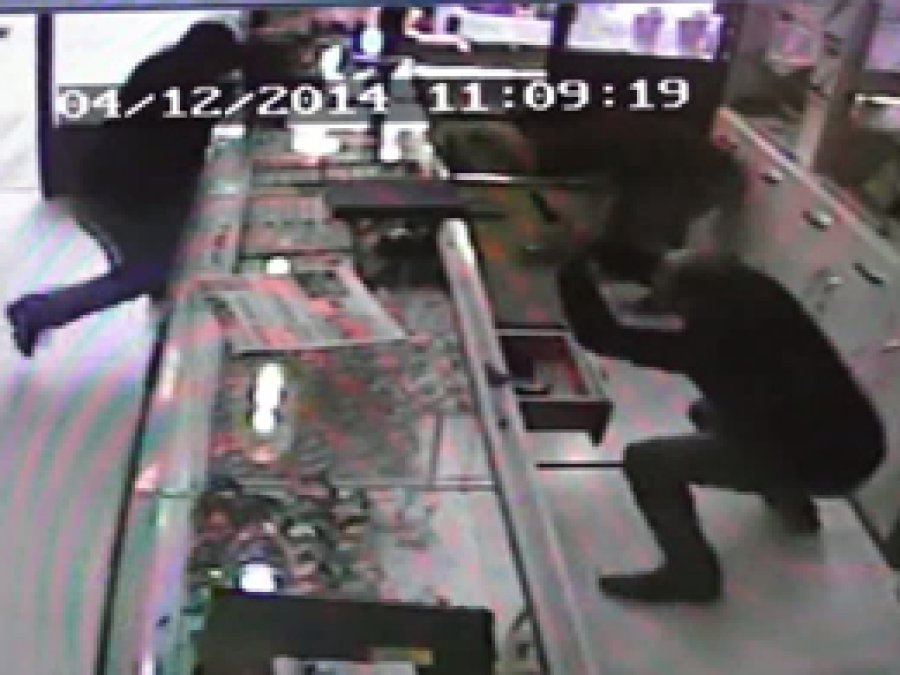 Soyguncuları Tabancasıyla Püskürttü