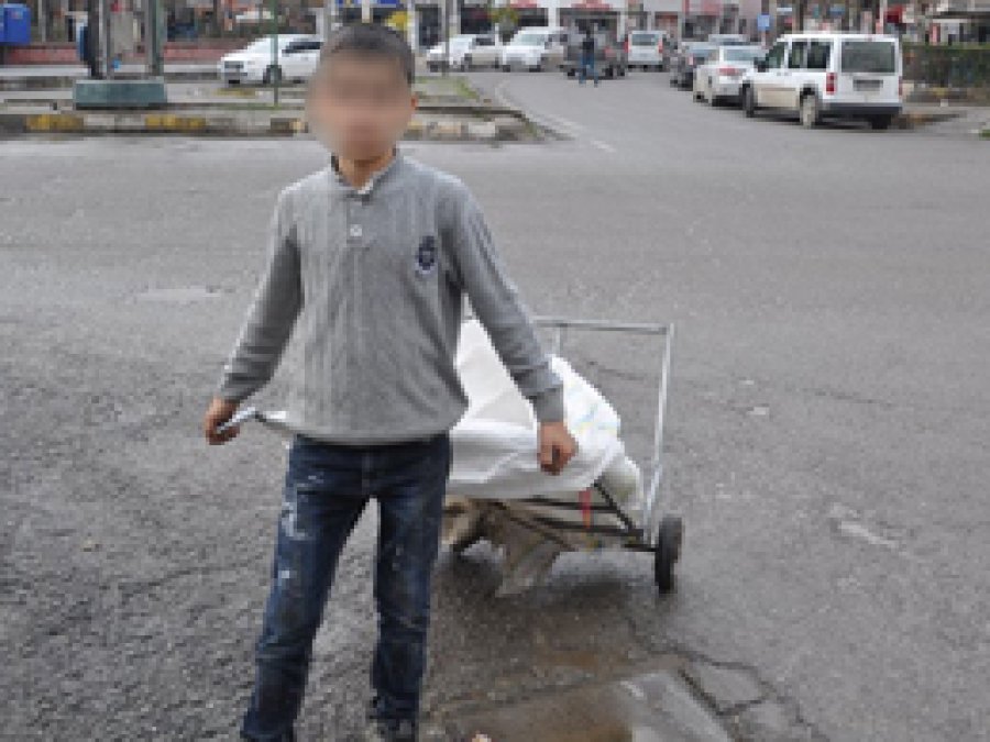 Kâğıt Toplayarak Ailesine Destek Oluyor