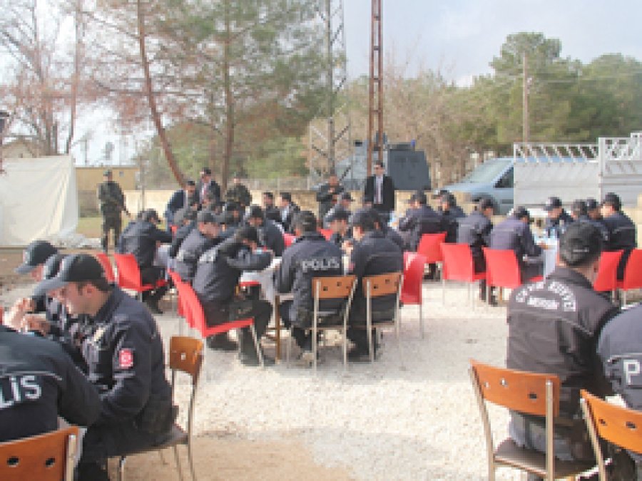 Mürşitpınar'daki polisler nöbeti devretti