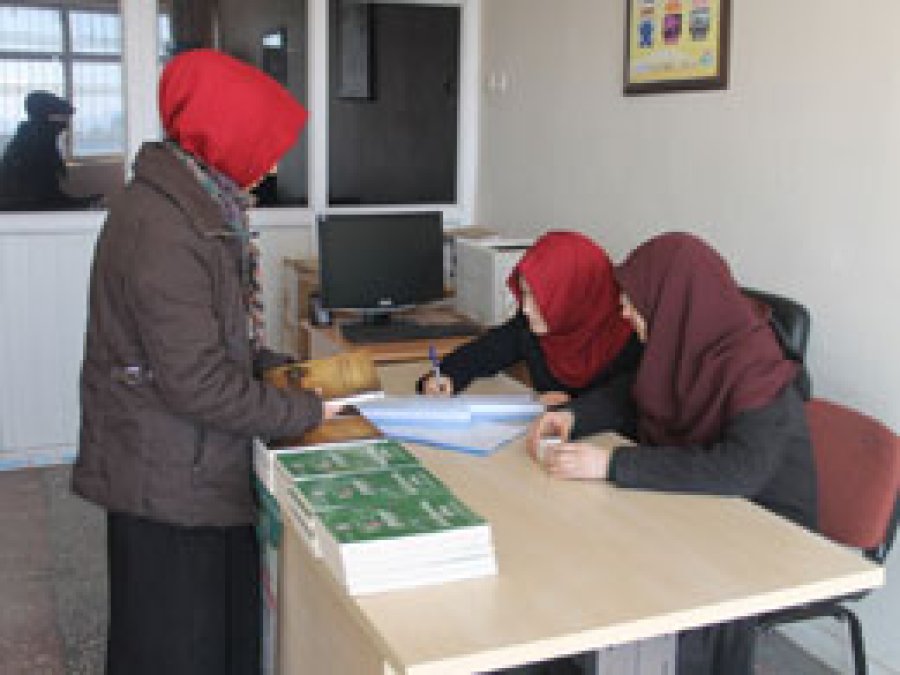 Kız öğrencilerden Siyer Sınavı kayıt standı