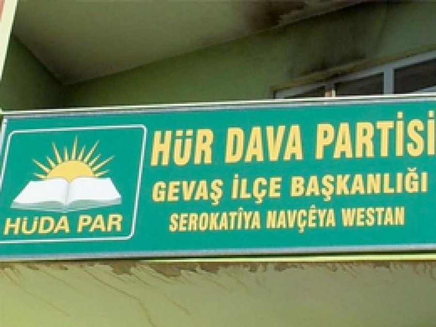 Gevaş'ta İki Ayrı Parti Binasına Saldırı